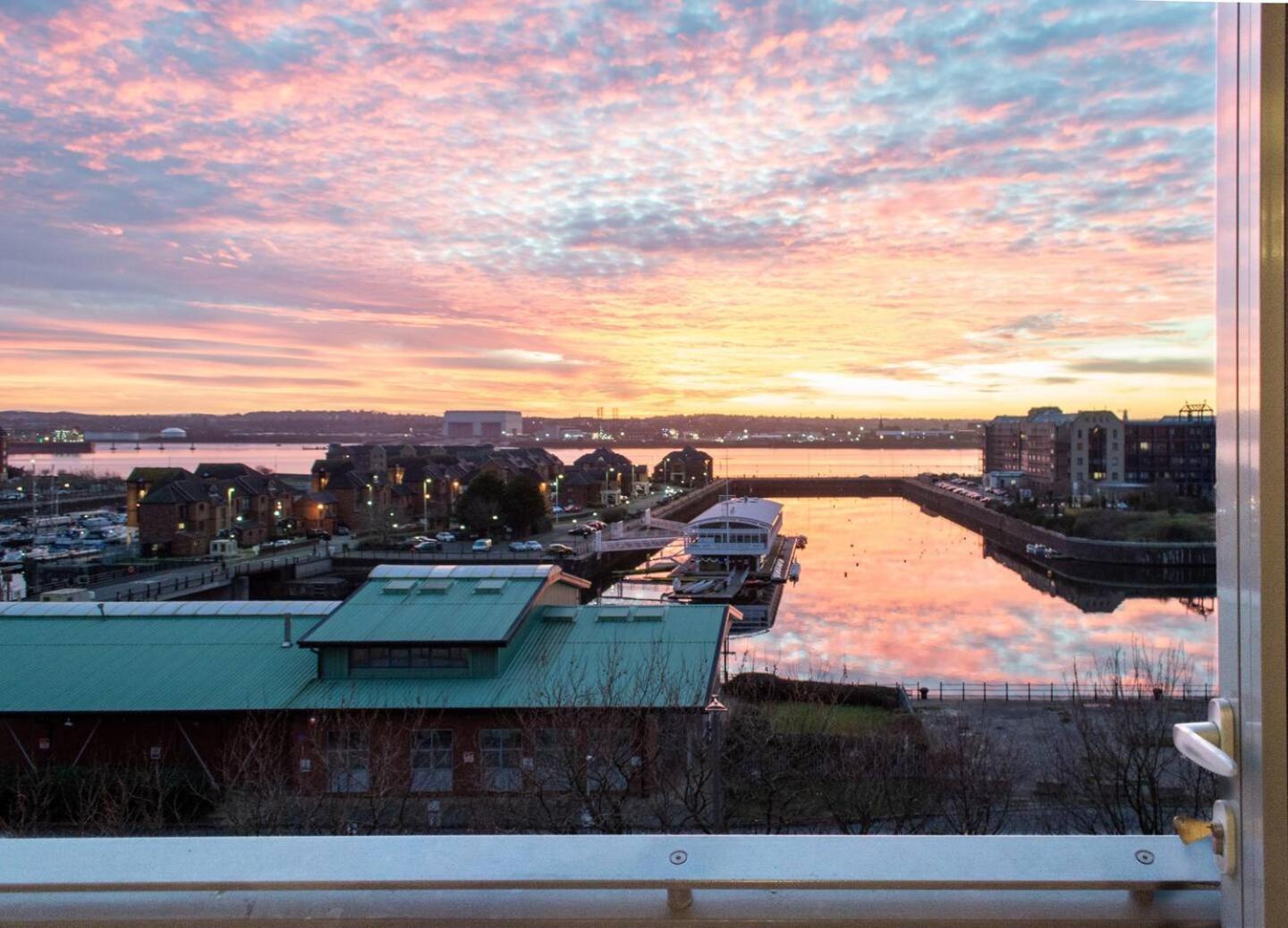 Stunning Mersey View Flat W Parking In Liverpool Extérieur photo